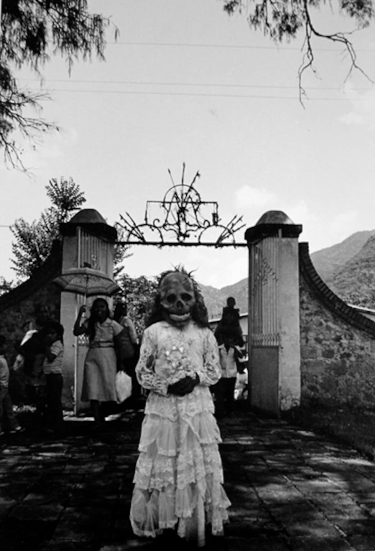 Primera comunión, foto que aparece en el libro "Muerte". Foto: Graciela Iturbide.