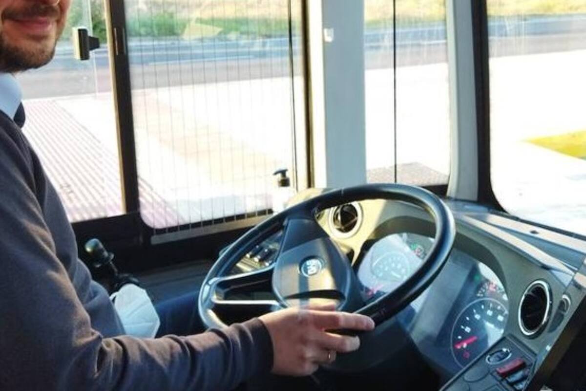 Conductor de autobús con 38 pasajeros pierde el conocimiento detrás del volante al comer gomitas de marihuana
