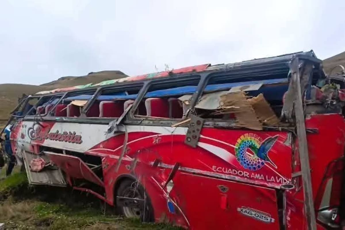 Tragedia en Ecuador: autobús cae a un abismo y deja al menos 12 muertos en Simiatug