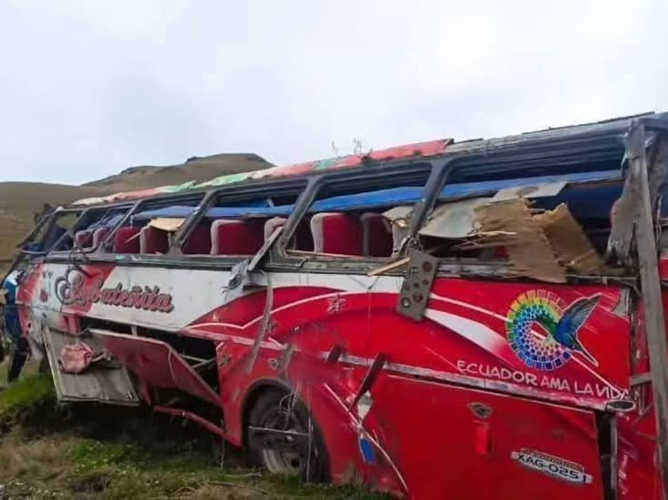 Tragedia en Ecuador: autobús cae a un abismo y deja al menos 12 muertos en Simiatug