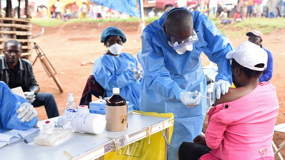 La OMS reporta más de 900 casos sospechosos de ébola y 101 confirmados en República Democrática del Congo, mientras la violencia en Ituri frena el rastreo de contactos y complica la atención médica