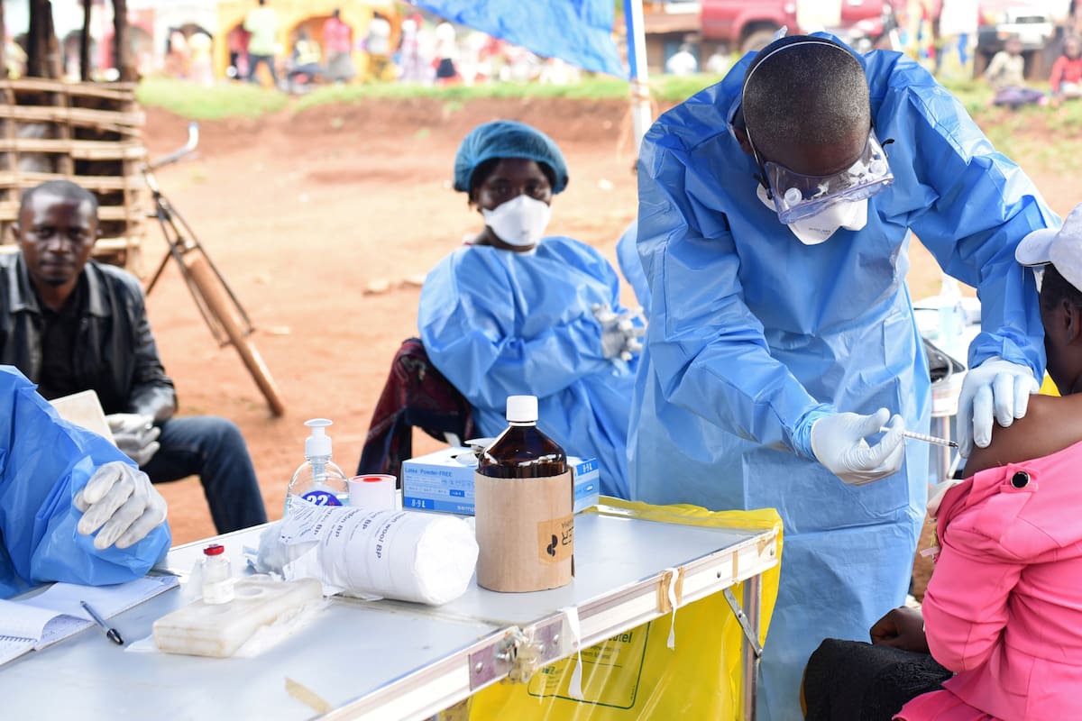 La OMS reporta más de 900 casos sospechosos de ébola y 101 confirmados en República Democrática del Congo, mientras la violencia en Ituri frena el rastreo de contactos y complica la atención médica