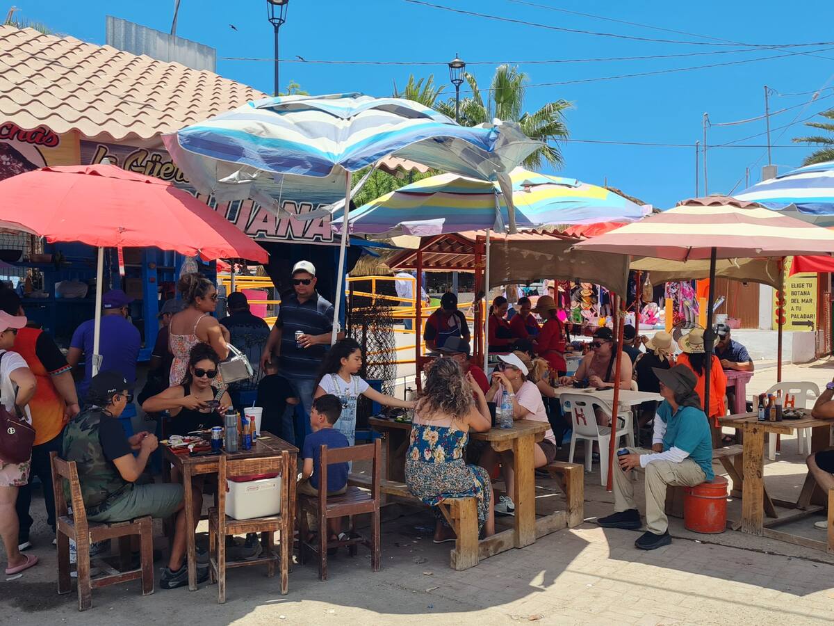 Comensales turistas en Bahía de Kino. | Crédito: Julián Ortega