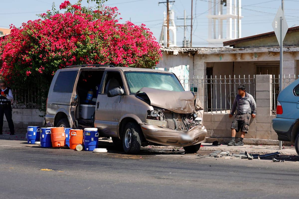 Vendedor de aguas pierde el control y choca contra camioneta estacionada