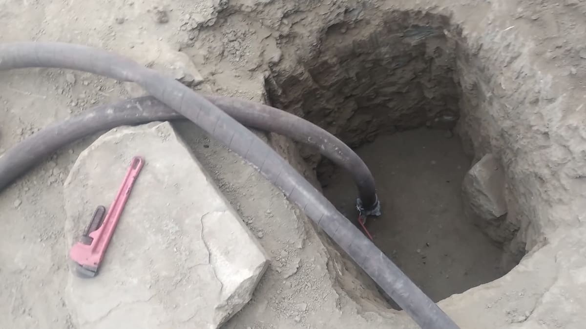 Un hombre de 43 años fue detenido en Rosarito por presuntamente extraer combustible de una toma clandestina; en el sitio fue asegurada una pipa conectada a una manguera de alta presión. Foto: Cortesía