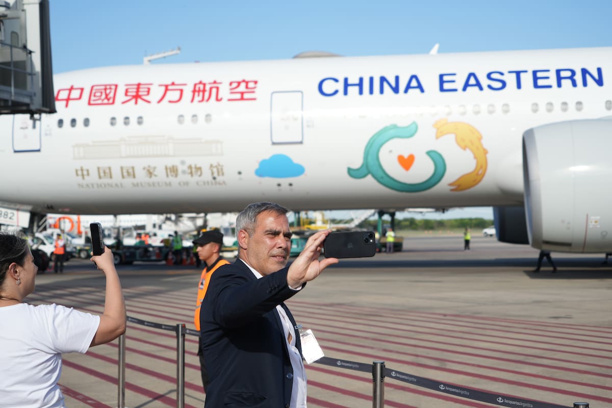 (251205) -- EZEIZA, 5 diciembre, 2025 (Xinhua) -- Imagen del 4 de diciembre de 2025 de un hombre tomándose una fotografía con el vuelo MU745 operado por China Eastern Airlines, proveniente del Aeropuerto Internacional de Pudong, en Shanghai, en el este de China, a su llegada al Aeropuerto Internacional de Ezeiza, en Buenos Aires, Argentina. (Xinhua/Zhang Duo) (mz) (rtg) (ra) (ce)