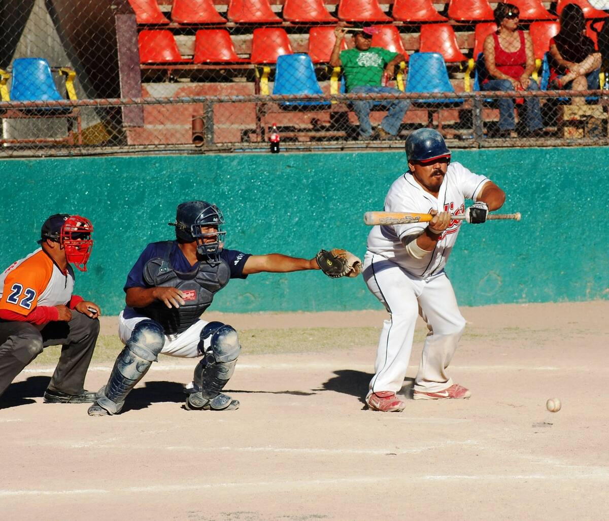 La jugada del partido Indios-Troqueros la ejecutó el fortachón Hugo Barnett tocando la pelota para avanzar a dos corredores que más tarde anotaron. / Foto: Archivo Digital GH