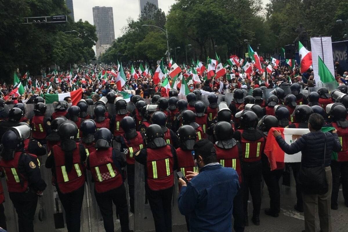 Frente Anti-AMLO comienza plantón en avenida Juárez; exigen renuncia de AMLO