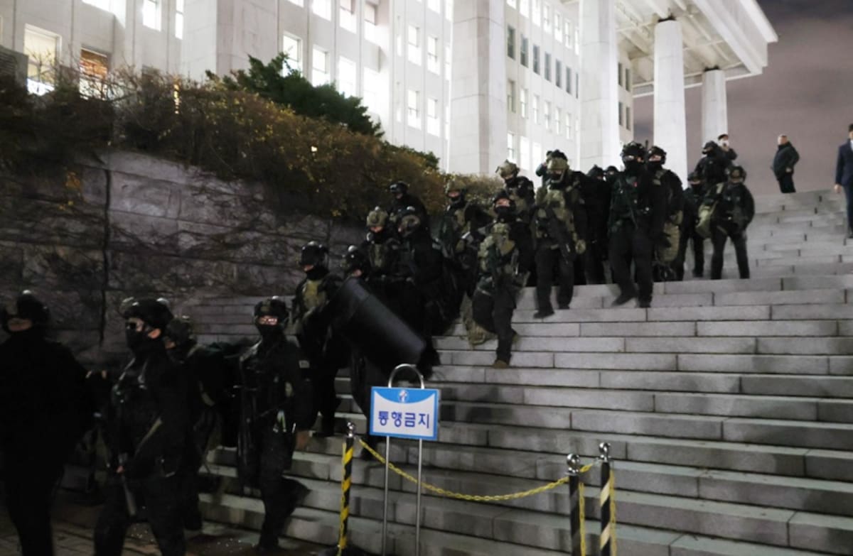 Soldados se retiran de la Asamblea Nacional en Seúl. / EFE-EPA-YONHAP