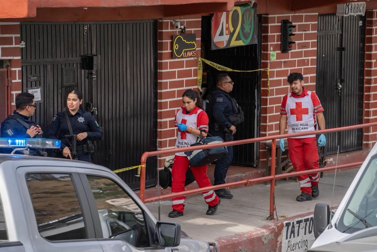 Un empleado de un local de venta de pipas y bongas fue asesinado a balazos dentro del establecimiento en la colonia Los Laureles. Foto: Border ZOOM
