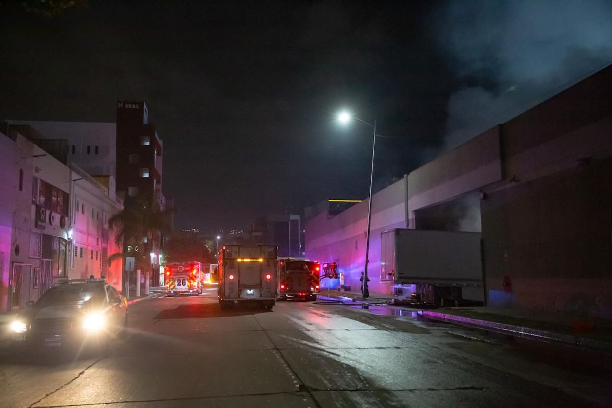 Bomberos derribaron una puerta de acero para acceder al área del contenedor. Foto: Border Zoom