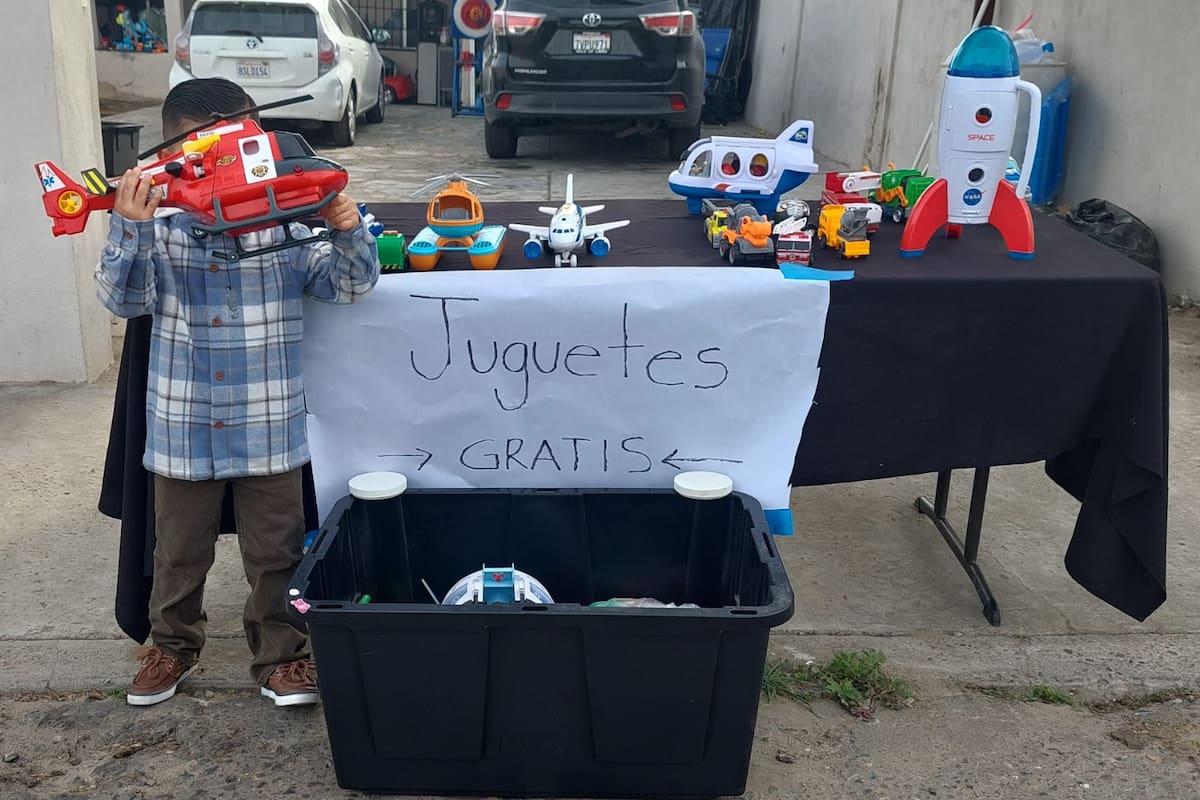 Regala niño sus juguetes para que otros niños se diviertan en Navidad