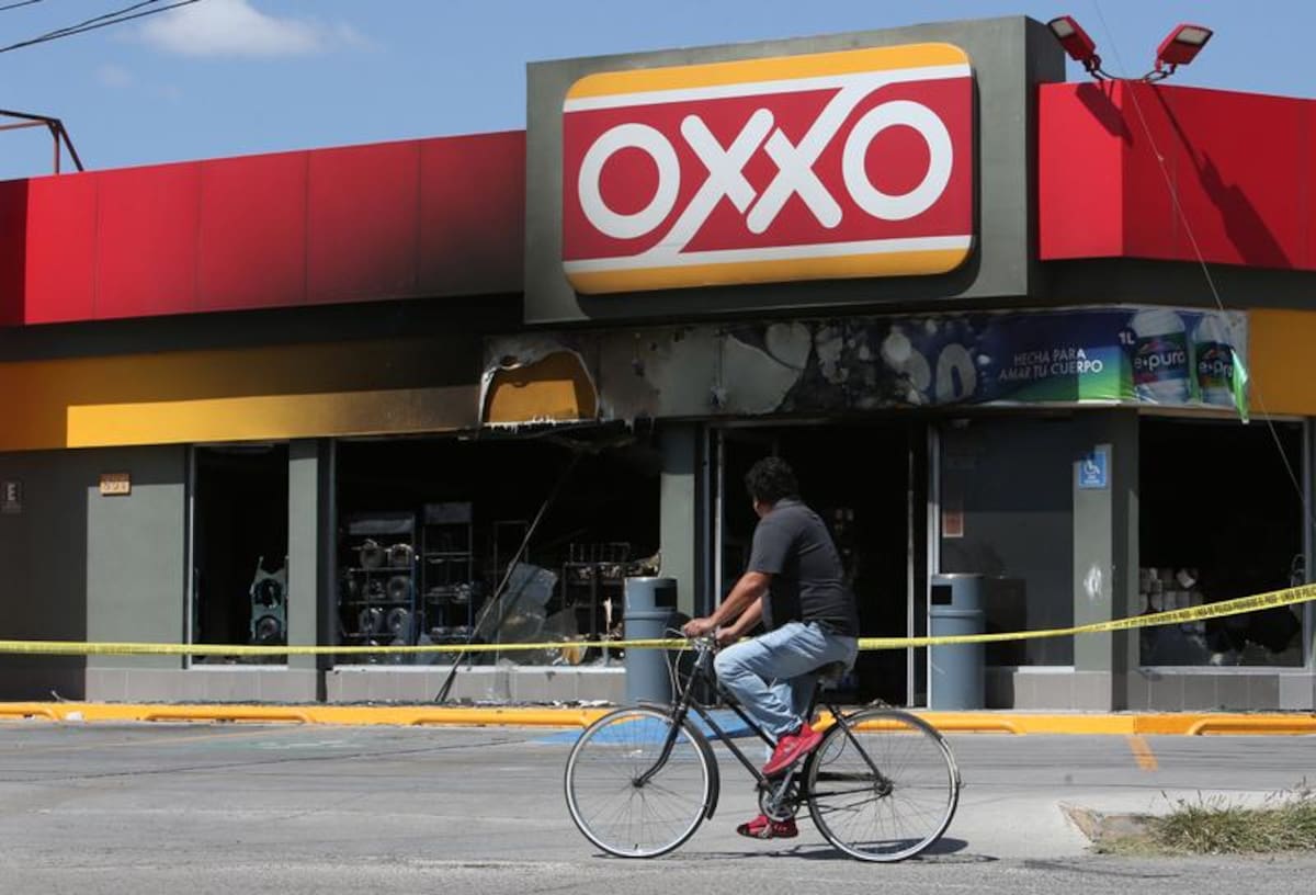 GUANAJUATO, 22 febrero, 2026 (Xinhua) Una persona circula frente a una tienda de autoservicio quemada, en el municipio de San Francisco del Rincón, en el estado de Guanajuato, México, el 22 de febrero de 2026. (Xinhua/Mario Armas) (ma) (da)