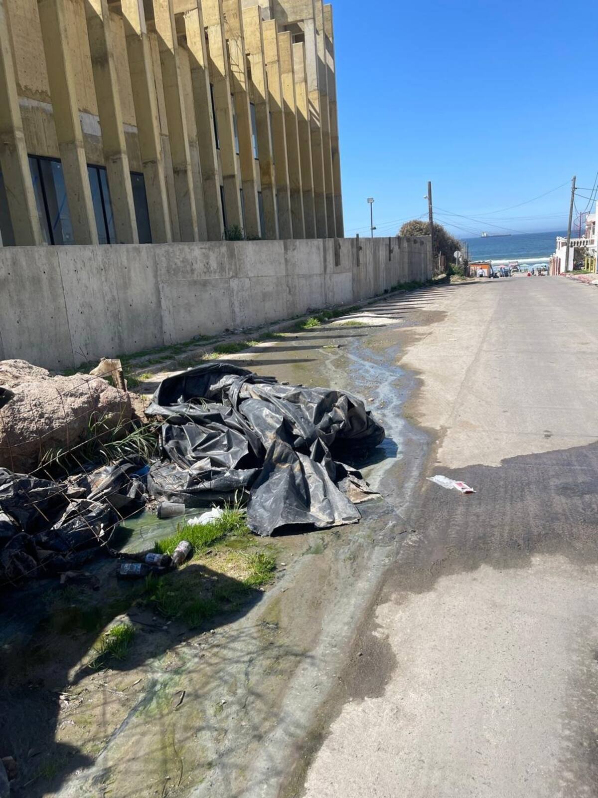 Preocupa a los vendedores de la zona la contaminación por aguas negras.