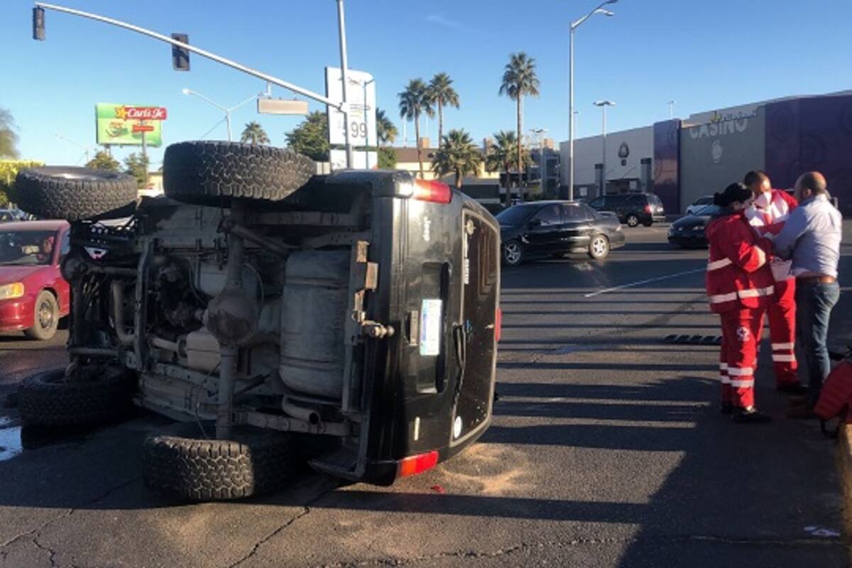 Vuelca en su camioneta frente a monumento a Lázaro Cárdenas