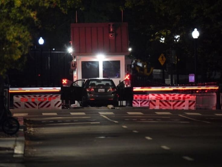 Hombre estrella vehículo contra barrera de seguridad de la Casa Blanca y es detenido por el Servicio Secreto