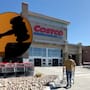 Clientes de Costco demandan reembolso de aranceles tras fallo del Tribunal Supremo que anuló tarifas de la era Trump, en un caso que podría abrir la puerta a compensaciones millonarias para consumidores en Estados Unidos
