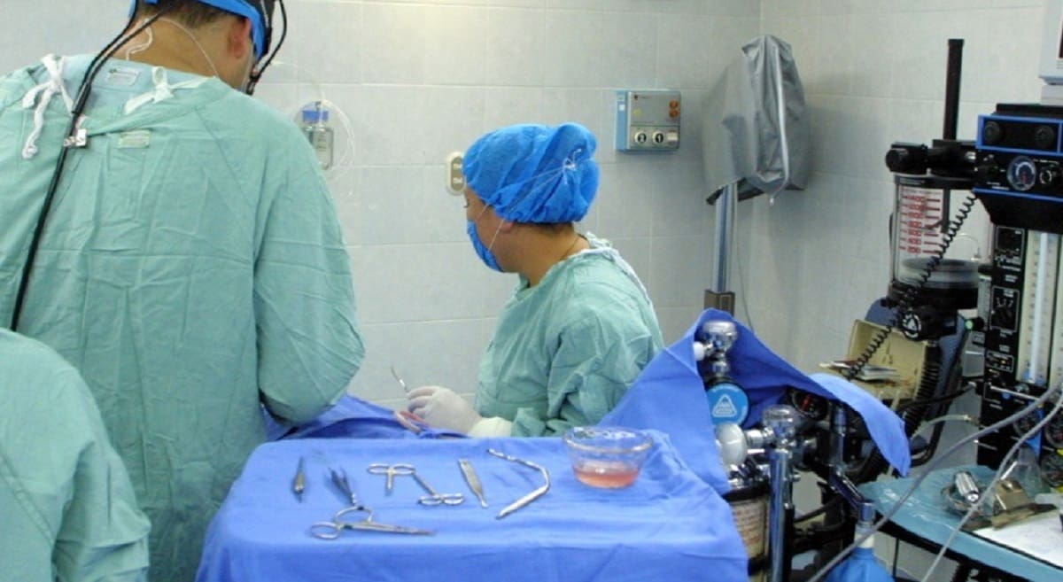 Según el doctor Alfredo Hoyos, un cirujano pionero en esta área, la intervención promedio ahora cuesta alrededor de 8000 dólares. Tiene una duración de aproximadamente 10 minutos y requiere una recuperación con corsé de entre 8 y 12 semanas.