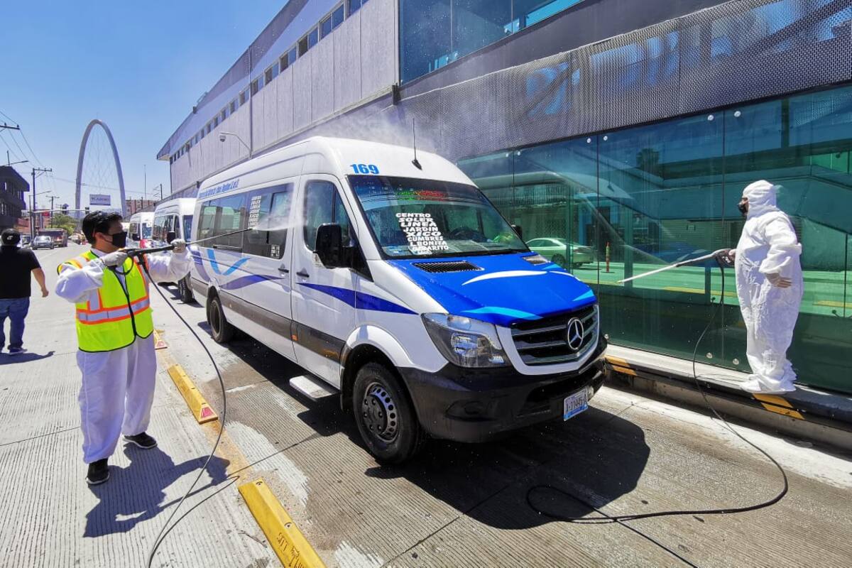 Sanitizan unidades de transporte público de Tijuana