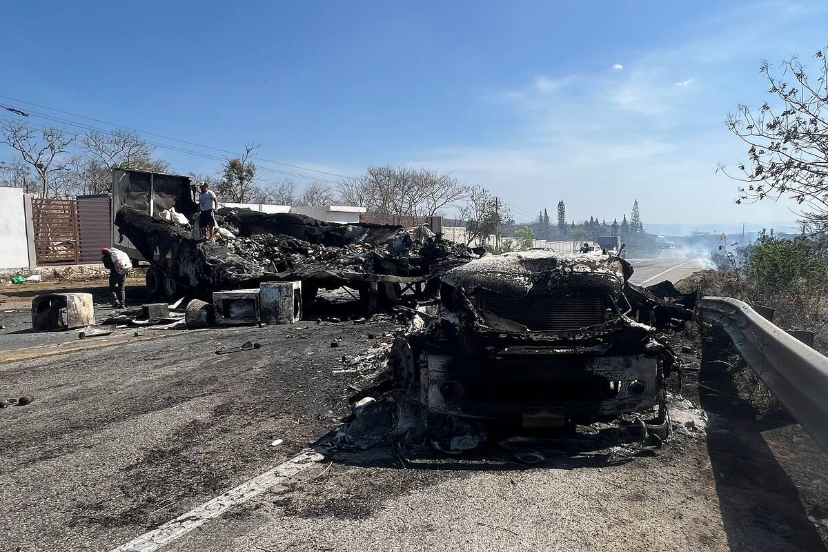 Cárteles del narcotráfico queman vehículos en una batalla en Chiapas