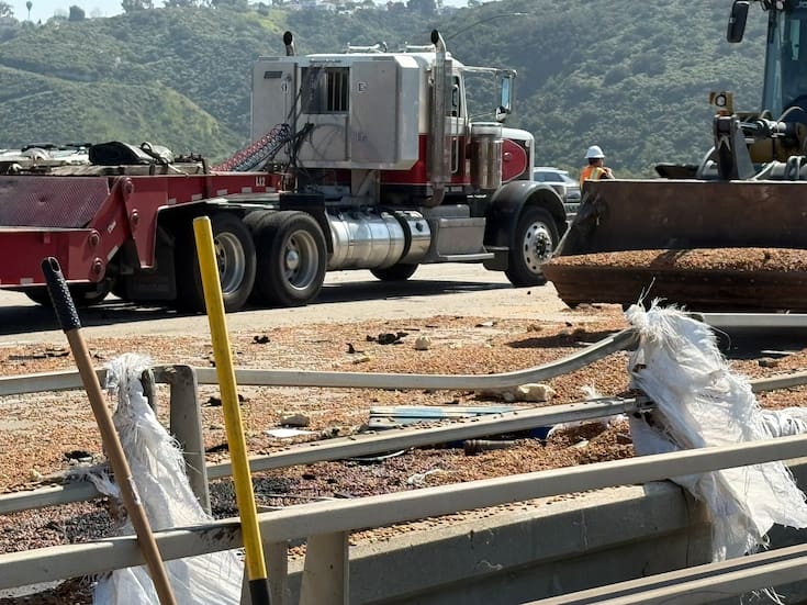 Muere trailero tras choque en carretera de San Diego