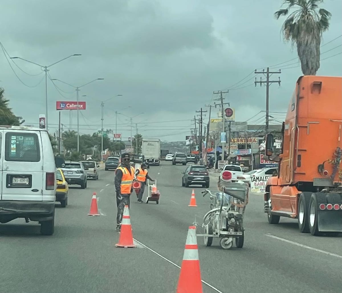 Los trabajos quedarán concluidos este miércoles para mejorar la imagen urbana y la movilidad ante la alta afluencia turística en Rosarito. Foto: Carmen Gutierrez