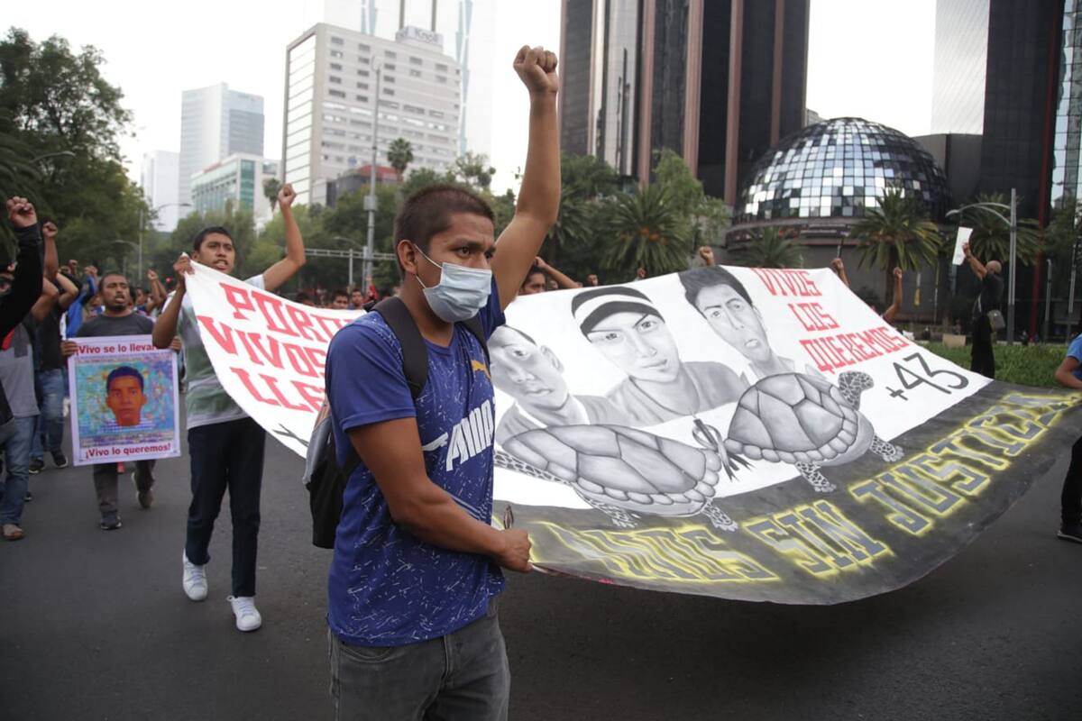 Ayotzinapa: Marchan en la CDMX por el séptimo aniversario de la desaparición de los 43 estudiantes