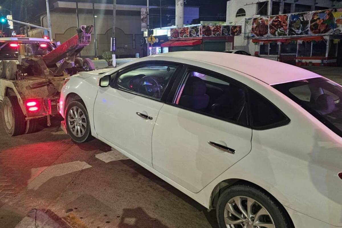 Oficiales recuperan vehículo robado y detiene a dos mujeres