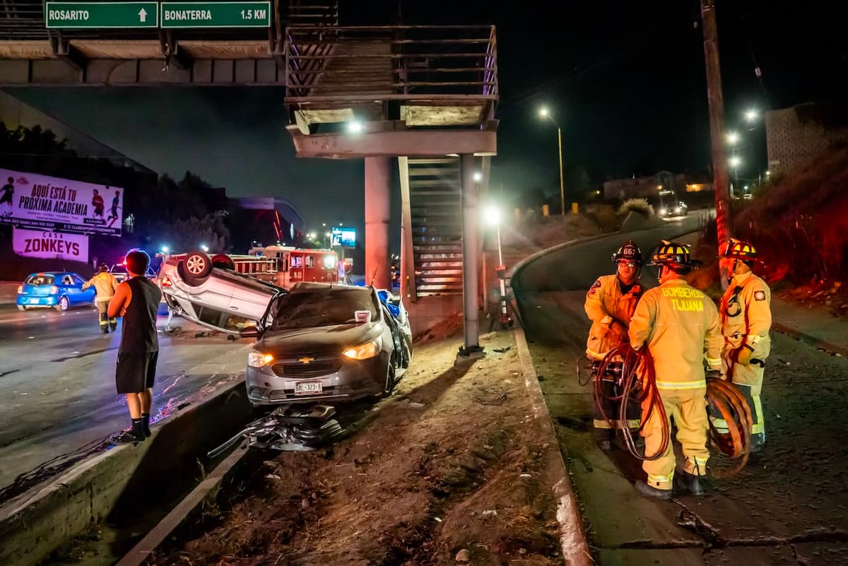 Fue necesario utilizar equipo hidráulico y retirar una de las puertas del vehículo para liberar al hombre. Foto: Border Zoom