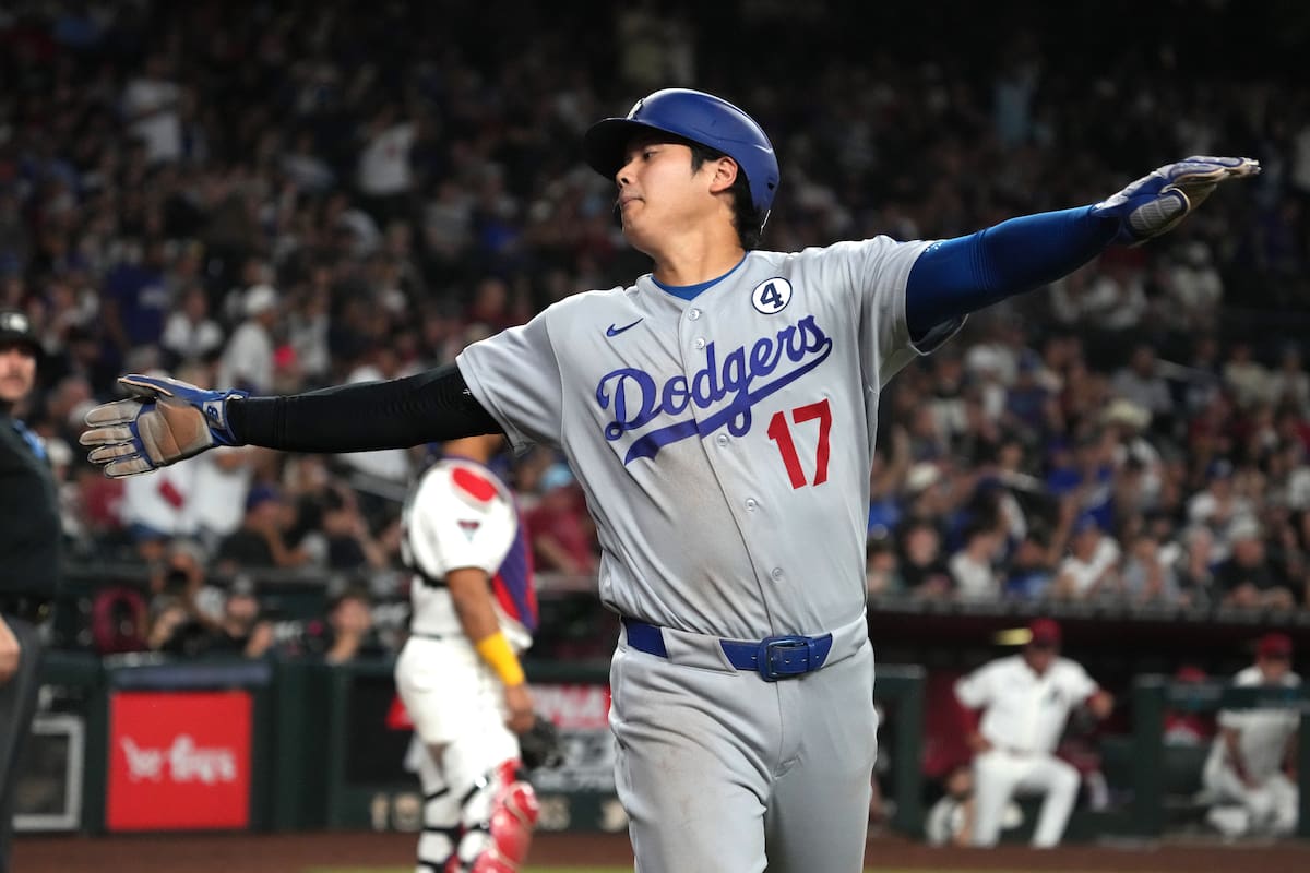 El japonés Shohei Ohtani, de los Dodgers de Los Ángeles, festeja luego de anotar en un sencillo de Mookie Betts ante los Diamondbacks de Arizona, el martes 2 de junio de 2026 (AP Foto/Rick Scuteri)