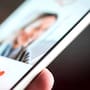 Se hacía pasar por millonario y experto en arte en Bumble, una aplicación de citas, para ganarse la confianza de mujeres y pedirles dinero con falsas emergencias; ahora enfrenta un proceso judicial en Estado de México