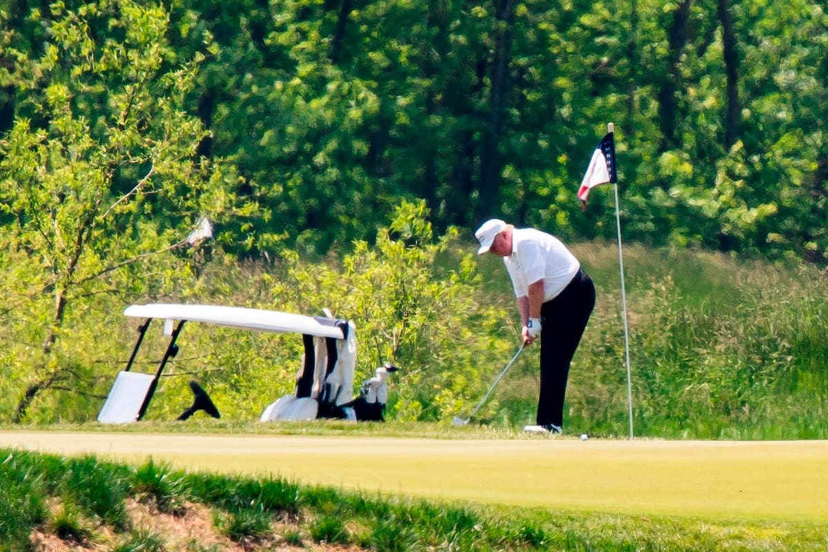 Sterling (United States), 23/05/2020.- US President Donald J. Trump, wearing a white hat and white Polo shirt, plays golf at the Trump National Golf Club in Sterling, Virginia, USA, 23 May 2020. It is the first time the president has played golf since the lockdown over the coronavirus COVID-19 pandemic. (Estados Unidos) EFE/EPA/JIM LO SCALZO