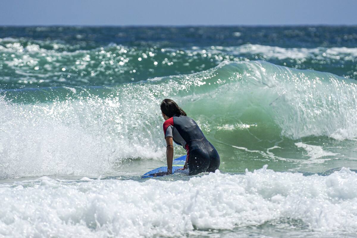 Muere surfista al caerle un rayo mientras entrenaba para clasificación olímpica
