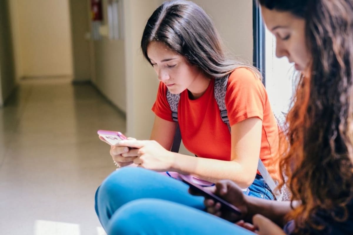 OpenAI lanza ChatGPT para adolescentes con filtros automáticos de seguridad y funciones especiales para resolver tareas escolares