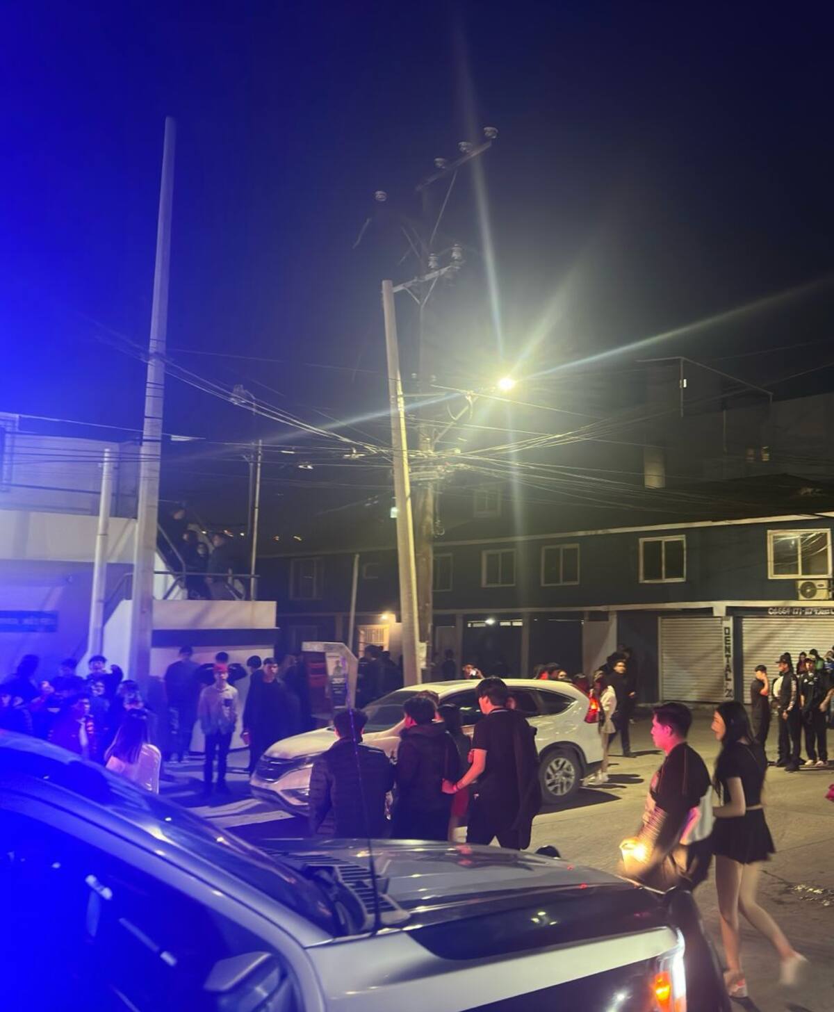 El salón fue desalojado y suspendido.
