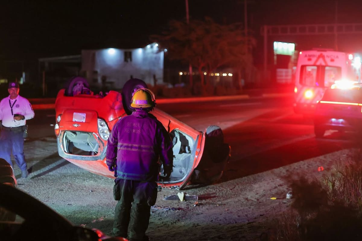 Se vuelca vehículo sedán en carretera a Nogales dejando a tres personas con lesiones leves