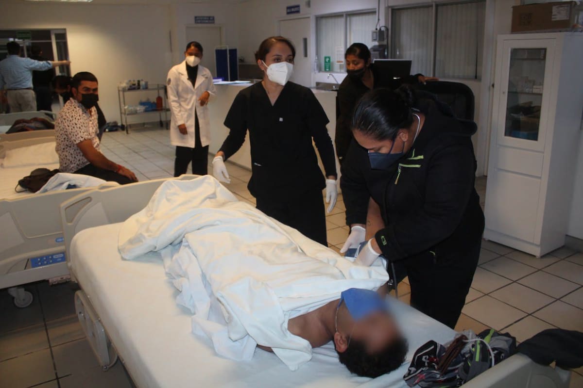 Rescatan a 13 personas que naufragaban en la Costa de Baja California