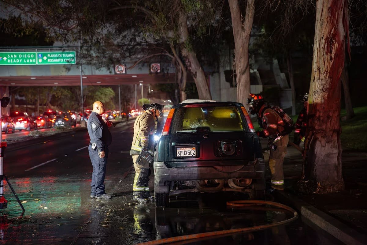 La unidad quedó completamente consumida por el fuego; no se reportaron personas lesionadas. Foto: Border Zoom