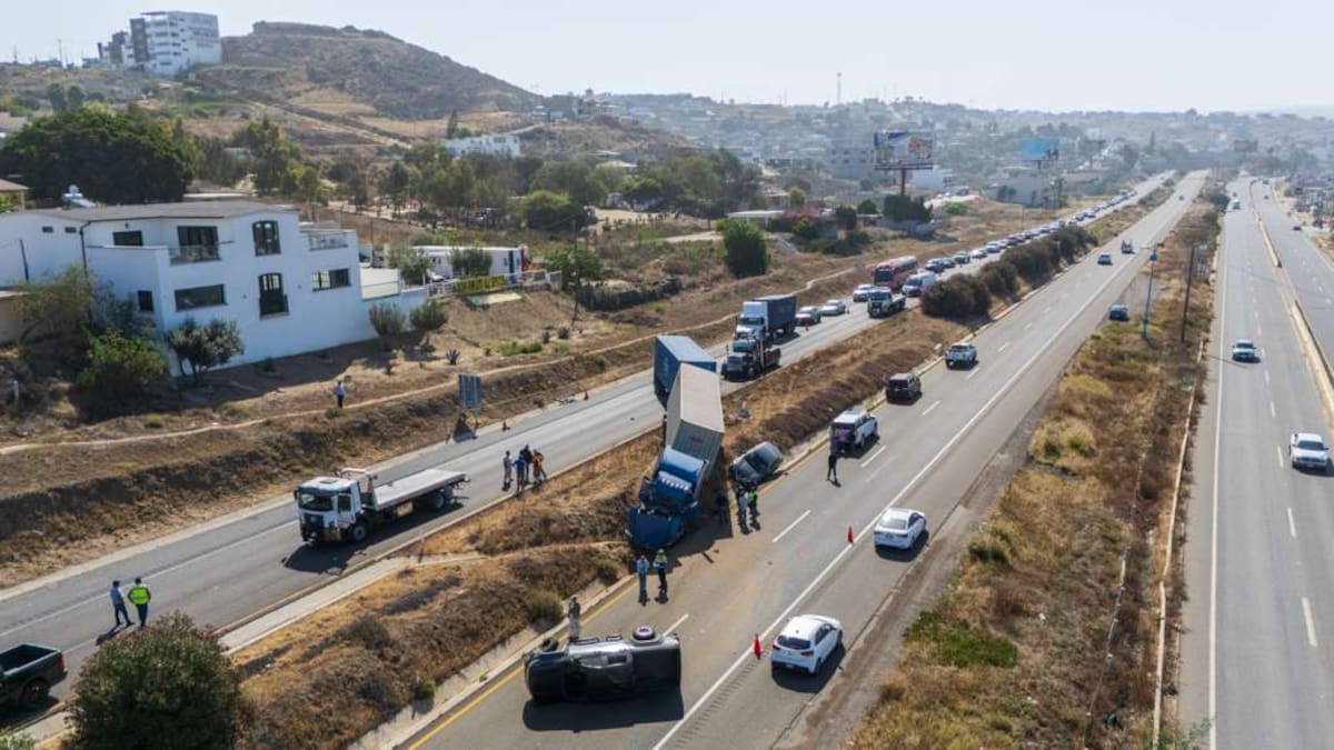 Un accidente entre un tractocamión y al menos dos vehículos particulares dejó una persona fallecida la mañana de este miércoles sobre la carretera Escénica Rosarito-Ensenada. Foto: Border Zoom