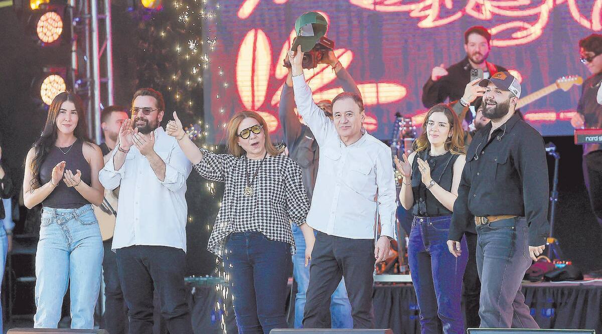 El gobernador Alfonso Durazo, acompañado de su esposa e hijos, así como del cantante Carin León, inauguró
ayer el Bosque Urbano La Sauceda. FOTO: ELEAZAR ESCOBAR