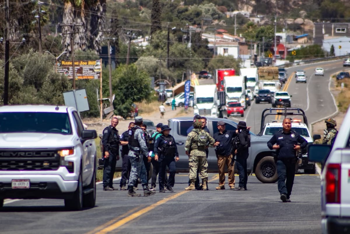 Un presunto ladrón murió durante una persecución en la carretera libre Tecate-Mexicali tras el robo de una camioneta a un agente de la AEI; otro sospechoso escapó. Foto: Border Zoom.