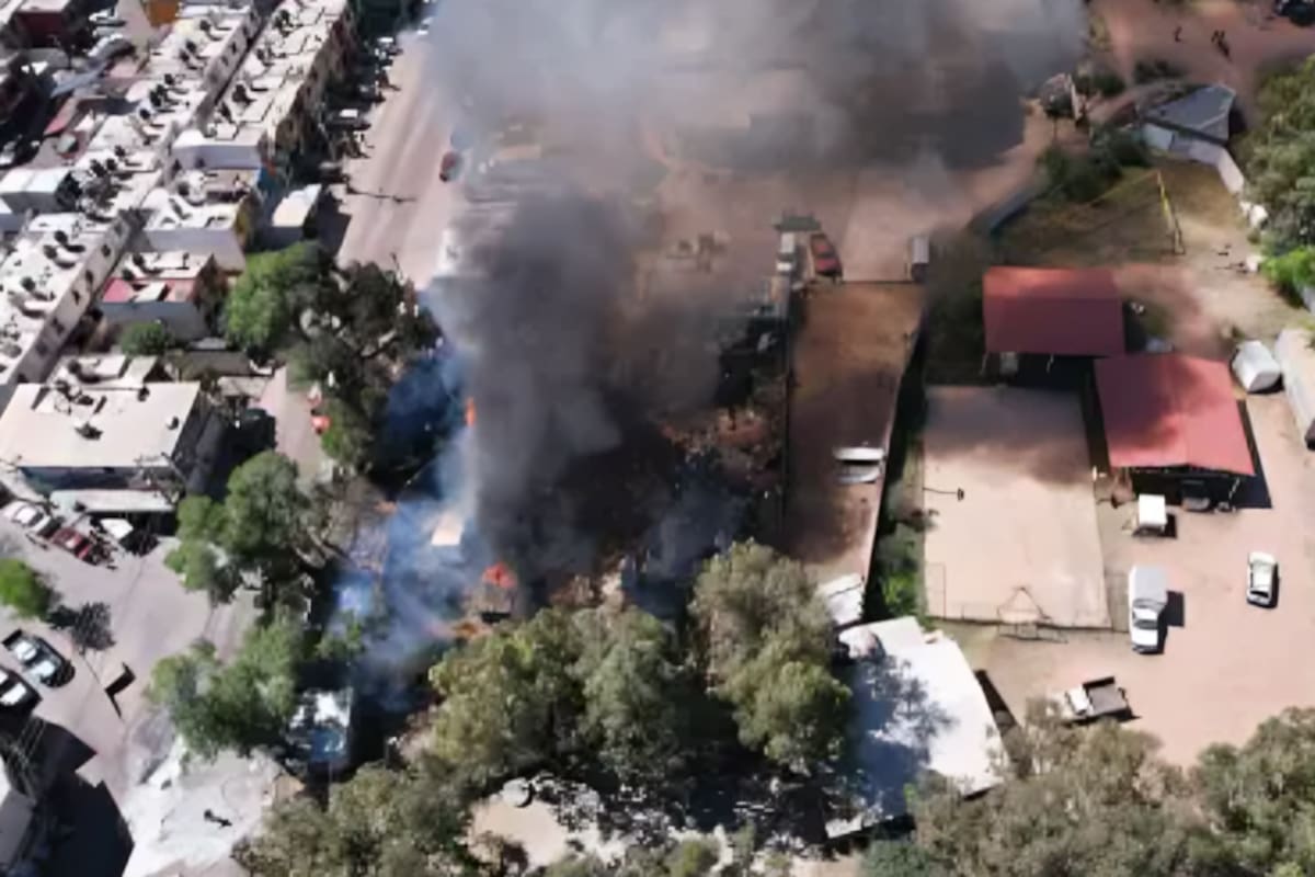 Arden 2 camiones, local de comida y tarimas en Nogales