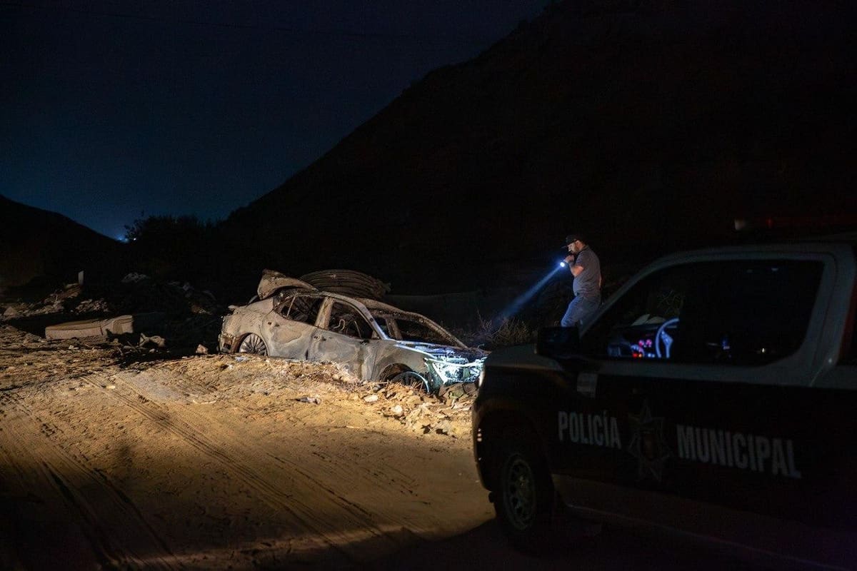 Localizan auto calcinado en Tijuana; investigan si fue usado en ataque contra agente de la FESC