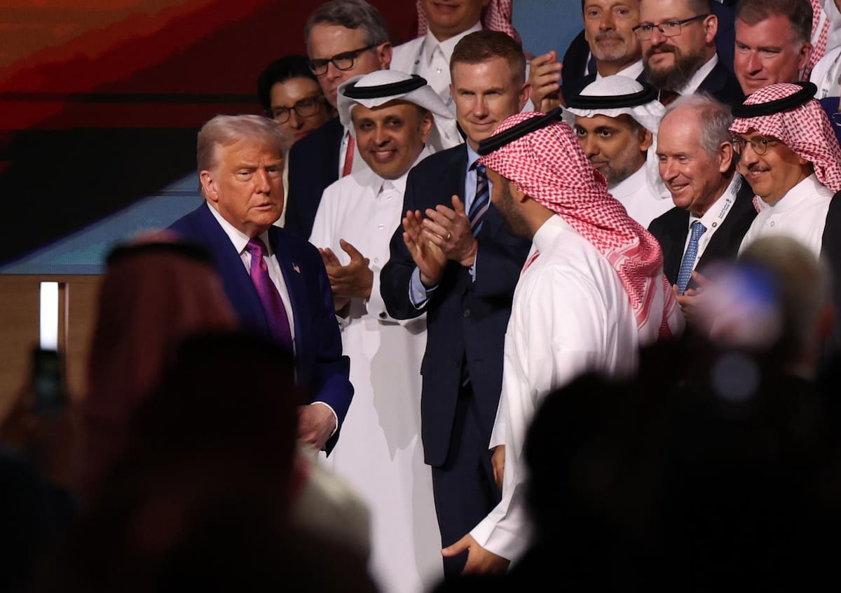 El presidente de EE. UU. Donald Trump (I) asiste al discurso principal en el Foro de Inversión Saudí-Estadounidense en Riad, Arabia Saudita, el 13 de mayo de 2025. El foro se lleva a cabo durante la visita de estado del presidente estadounidense Trump a Arabia Saudita el 13 de mayo. (Arabia Saudita) | Crédito: EFE/EPA/ALI HAIDER