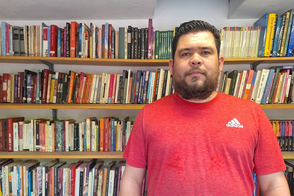 René oferta libros con todos sus recuerdos en el Centro histórico de Hermosillo