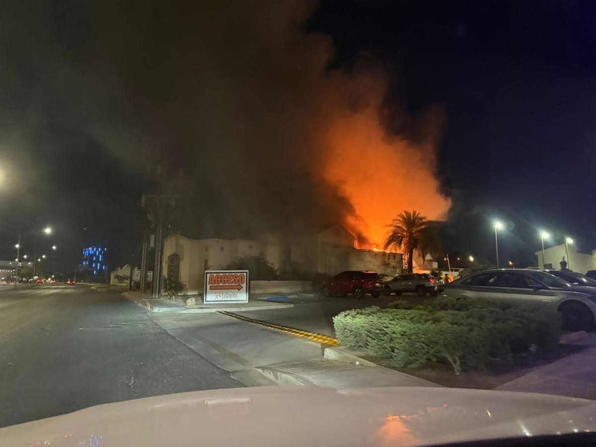 Personal del Cuerpo de Bomberos de Mexicali mantiene abierta la investigación para determinar las causas del incendio registrado en las antiguas oficinas de Urbi, sobre la calzada CETYS, en la zona de San Pedro Residencial. Foto: Cortesía.