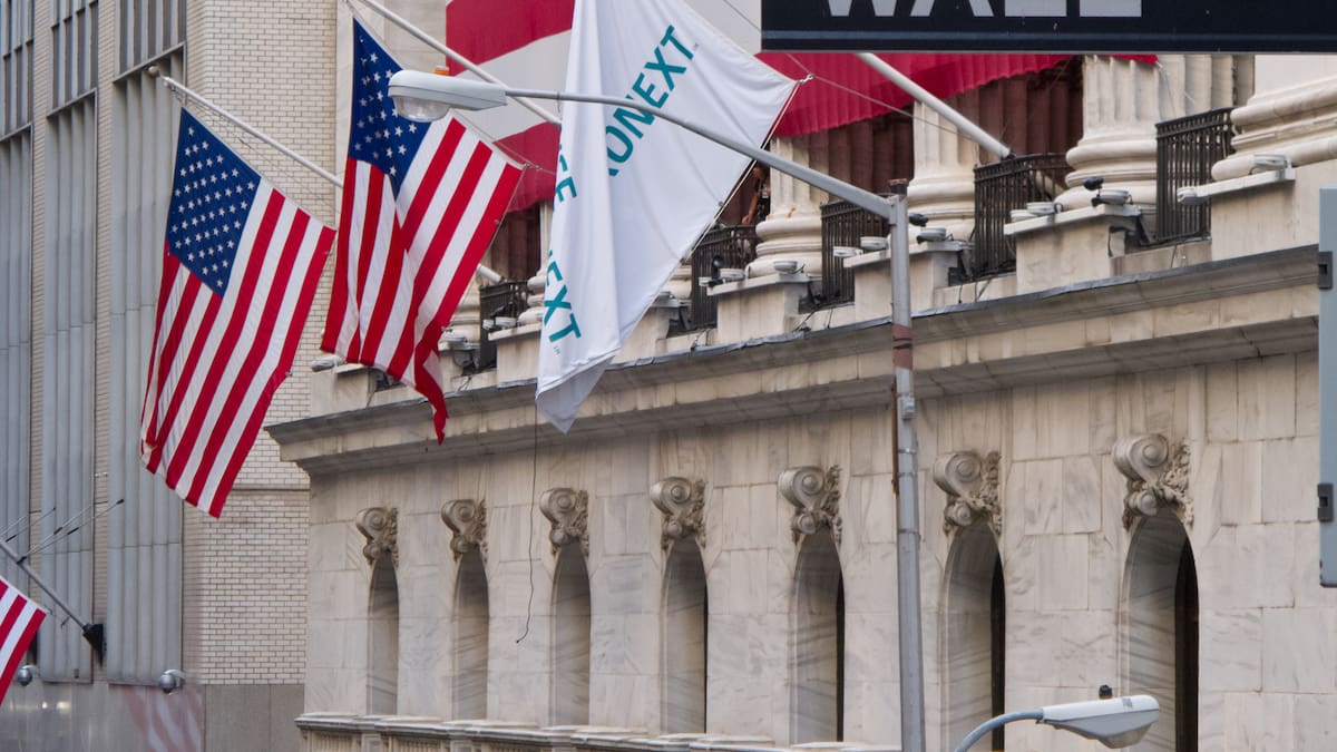 Wall Street registra leves avances a pesar de débiles resultados trimestrales de Tesla e IBM, mientras inversionistas permanecen atentos a tensiones comerciales entre Estados Unidos y China y al impacto del “shutdown” federal que entra en su día 22