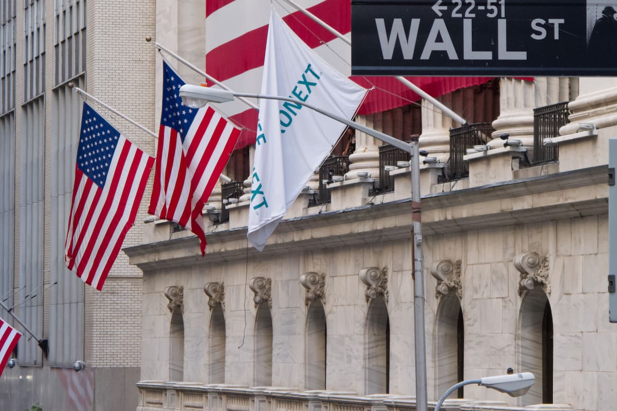 Wall Street registra leves avances a pesar de débiles resultados trimestrales de Tesla e IBM, mientras inversionistas permanecen atentos a tensiones comerciales entre Estados Unidos y China y al impacto del “shutdown” federal que entra en su día 22
