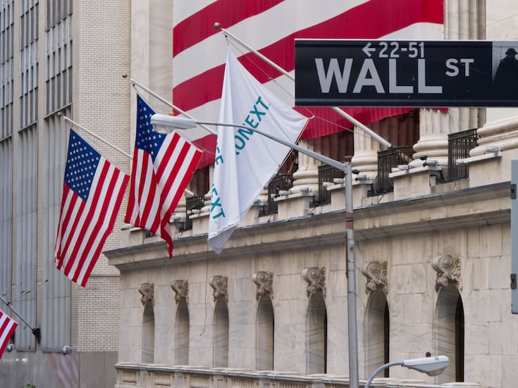 Wall Street registra leves avances a pesar de débiles resultados trimestrales de Tesla e IBM, mientras inversionistas permanecen atentos a tensiones comerciales entre Estados Unidos y China y al impacto del “shutdown” federal que entra en su día 22