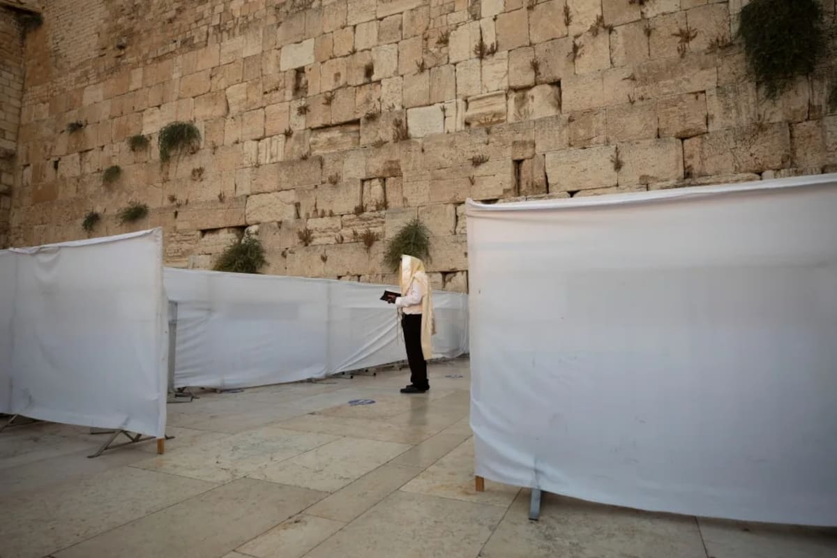 Un judío ultraortodoxo reza antes del nuevo año judío en el Muro de los Lamentos, el lugar más sagrado para los fieles en la Ciudad Vieja de Jerusalén, el 16 de septiembre de 2020. | Crédito: AP Foto/Sebastian Scheiner, archivo